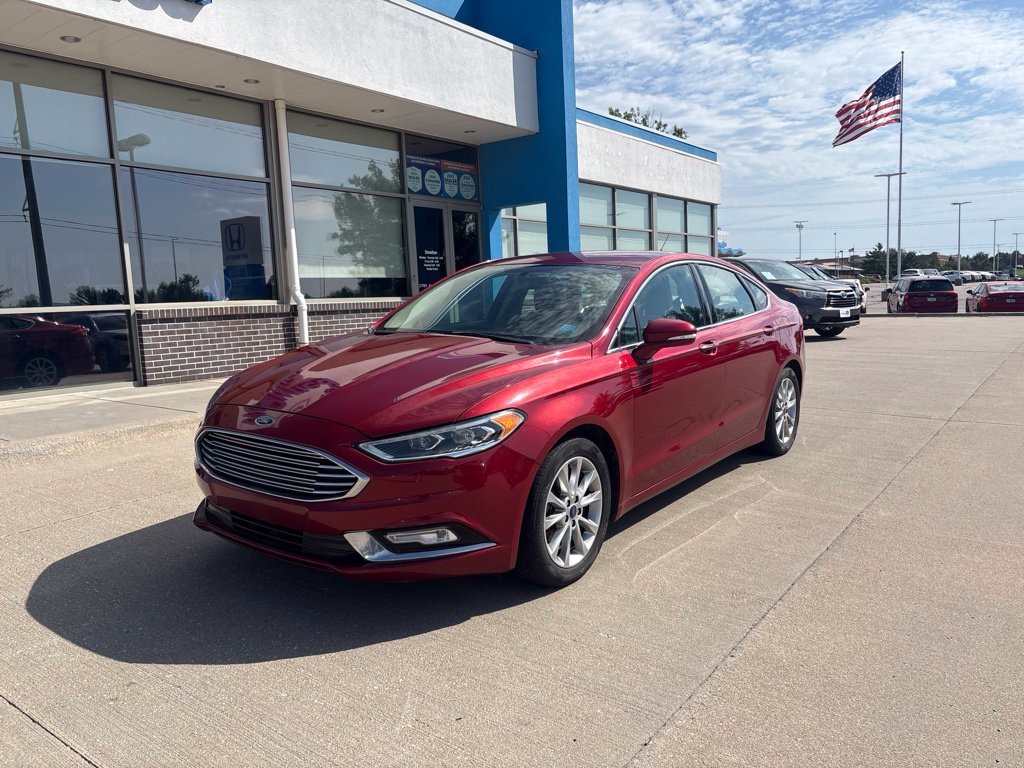 Used 2017 Ruby Red Metallic Ford SE image 1