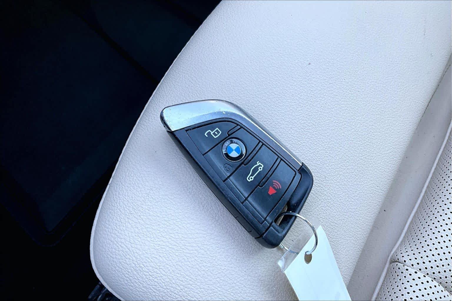 Used 2024 Mineral White Metallic BMW xDrive30i image 12