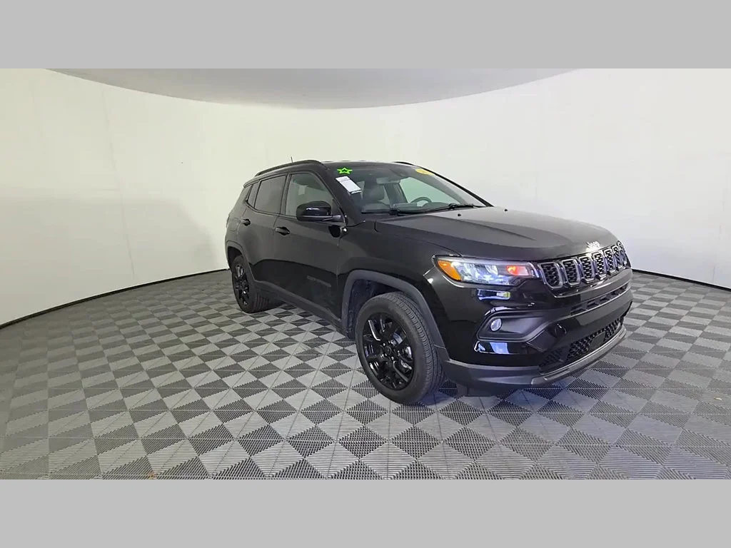 New 2026 Diamond Black Crystal Pearl-Coat Exterior Paint Jeep Latitude Altitude image 21