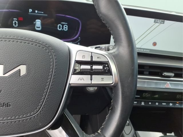 Used 2025 White Kia S image 26