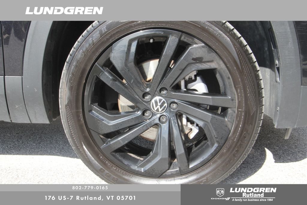 Used 2022 Black Volkswagen 3.6L V6 SE w/Technology image 16