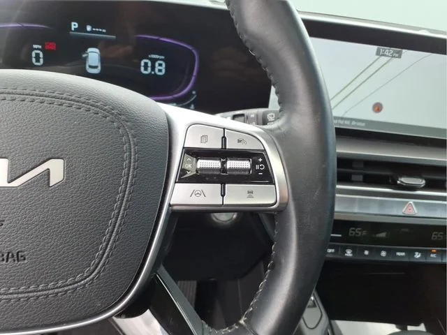 Used 2025 White Kia S image 26