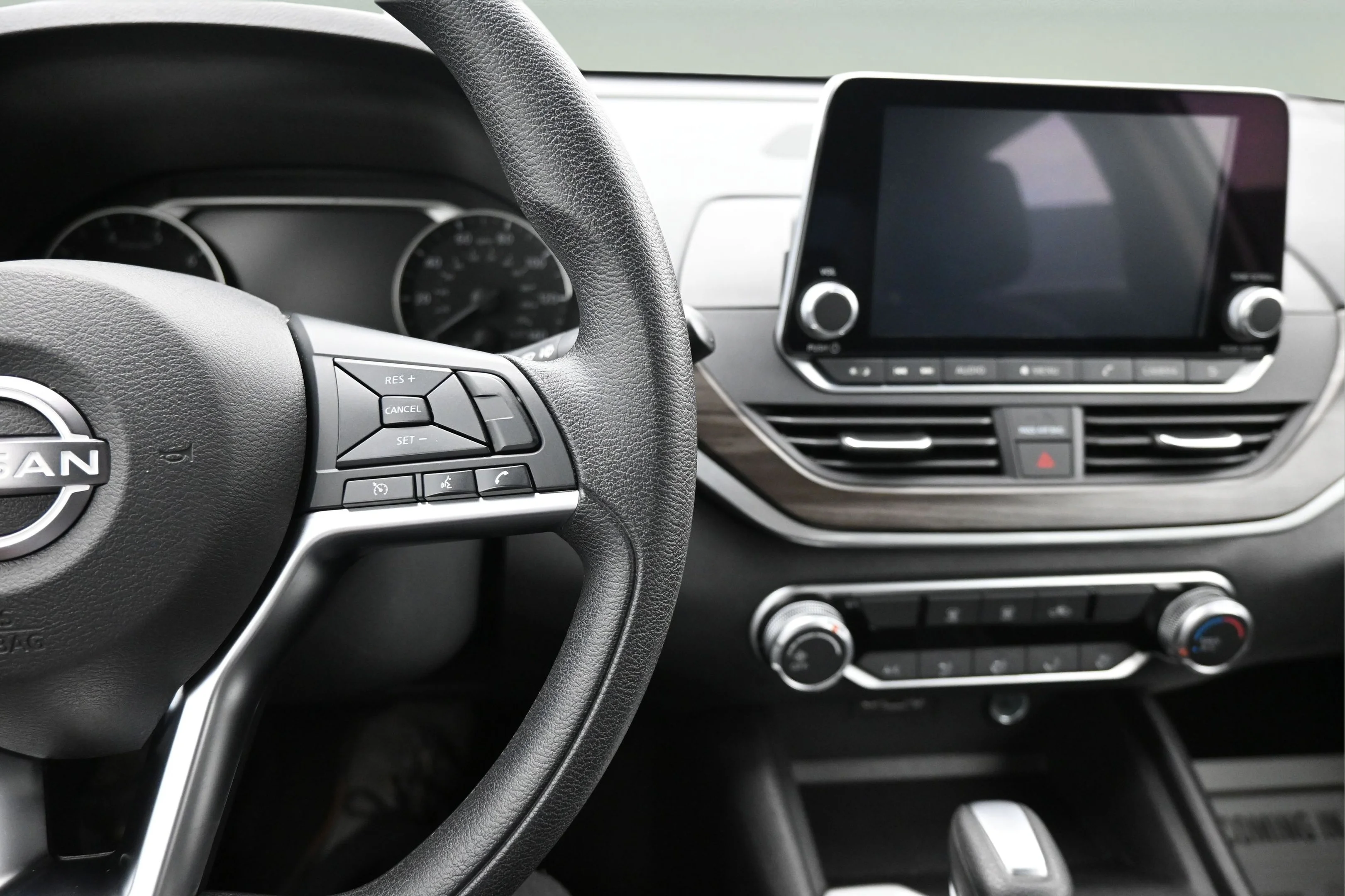 Used 2025 Glacier White Nissan SV image 17