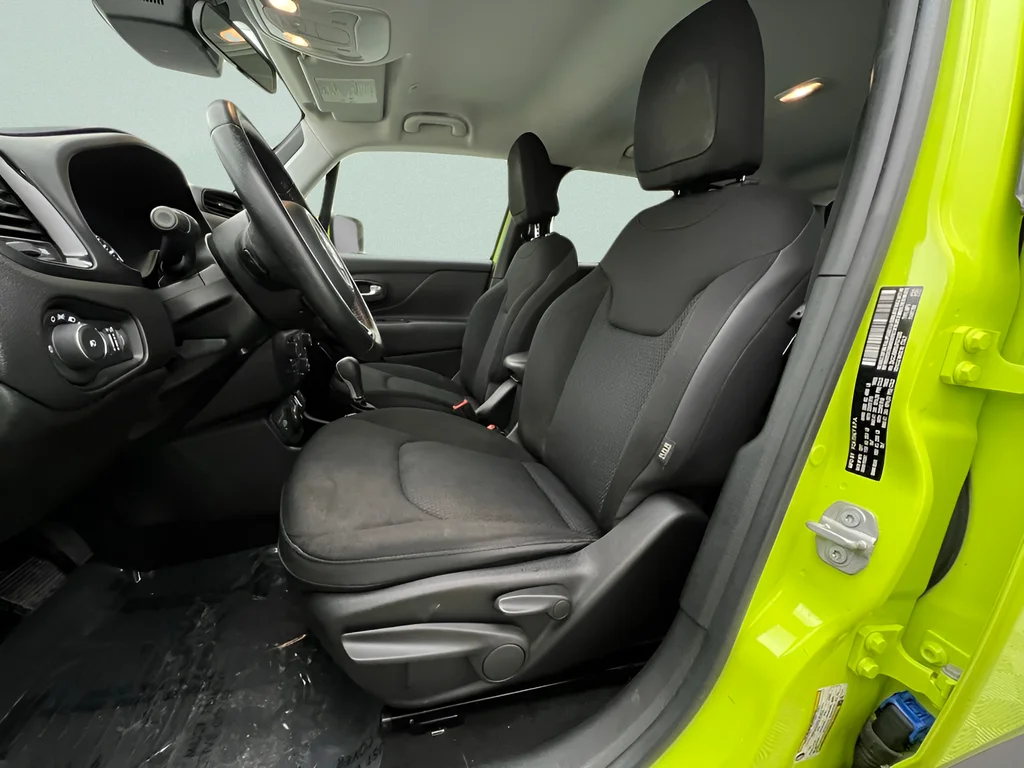 Used 2018 Hypergreen Clearcoat Jeep Latitude image 21