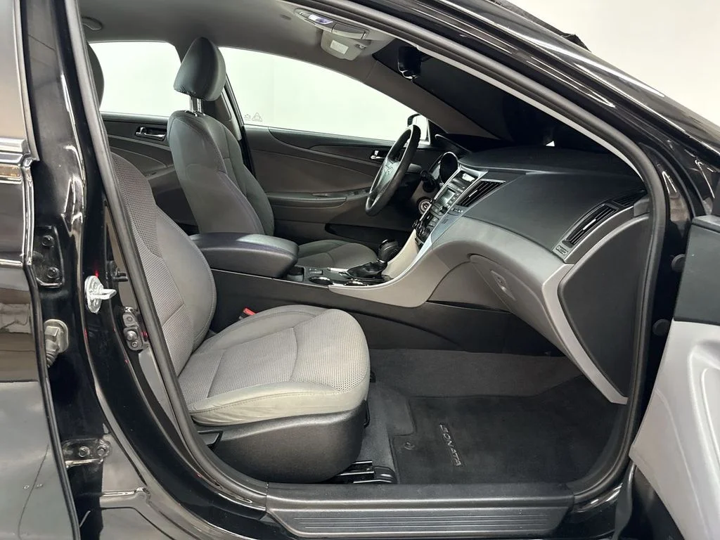 Used 2014 Phantom Black Metallic Hyundai GLS image 18