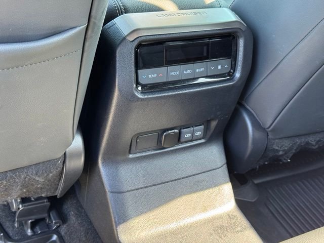 Used 2024  Toyota Base image 38