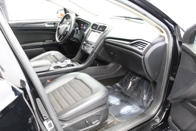 Used 2018 Shadow Black Ford SE image 18