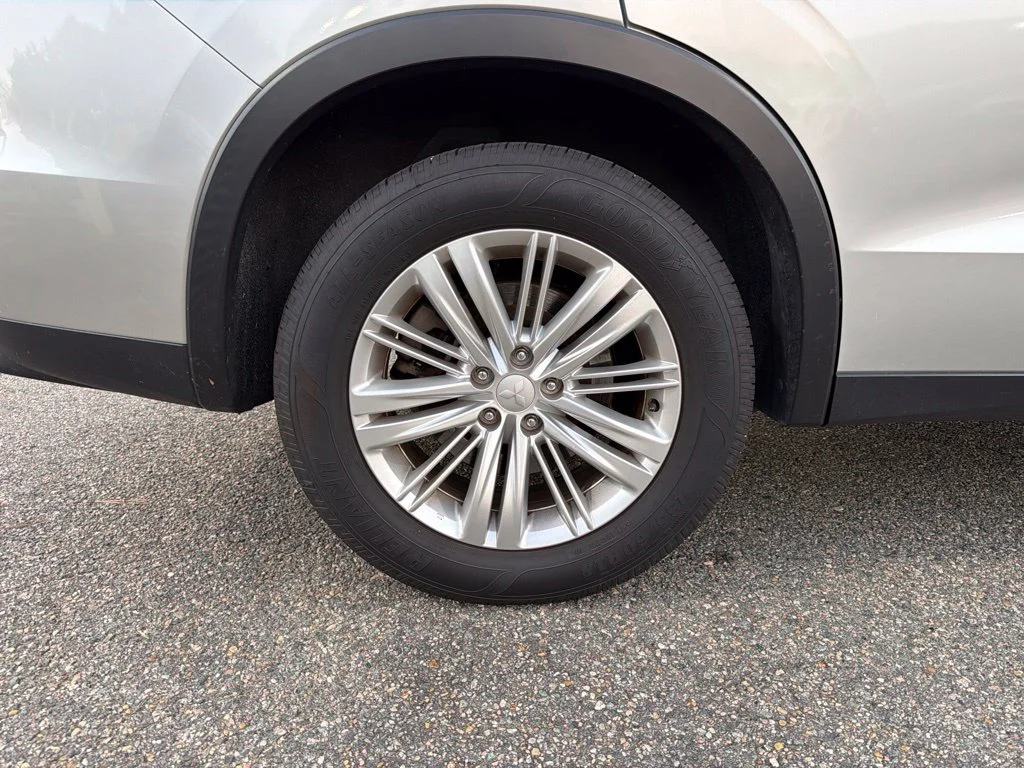 Used 2022 Silver Mitsubishi ES image 24