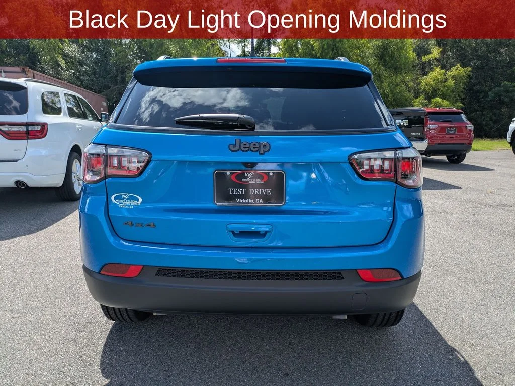 New 2026 Hydro Blue Pearl-Coat Exterior Paint Jeep Latitude image 7