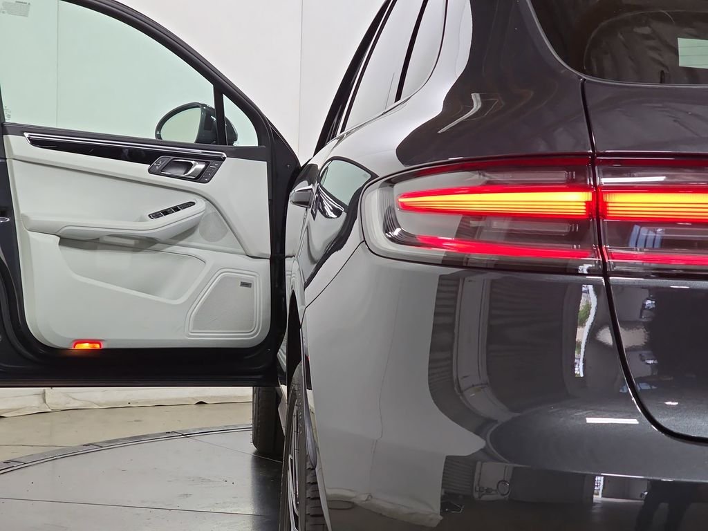 2026 Porsche Macan T - Photo 31