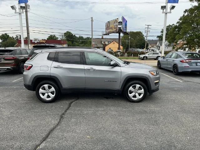 Used 2019 Billet Silver Metallic Clearcoat Jeep Latitude image 18