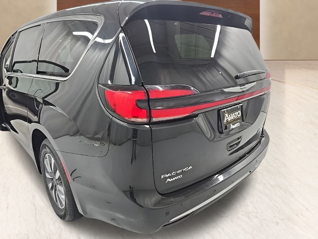 Used 2023 Black Chrysler Touring L image 37