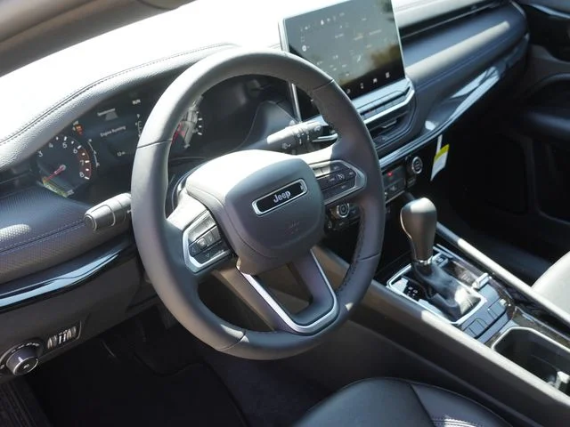 New 2026 Diamond Black Crystal Pearl-Coat Exterior Paint Jeep Latitude image 17