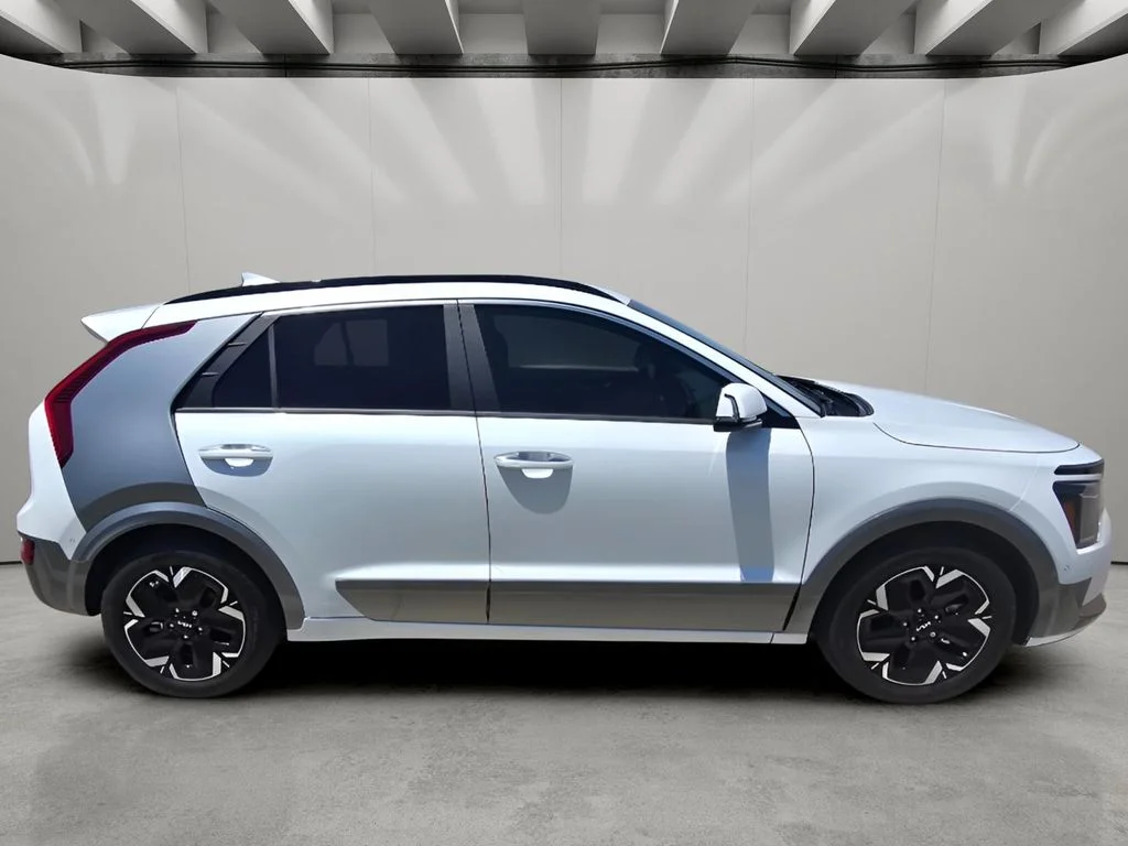 Used 2023 Snow White Pearl Kia Wave image 6