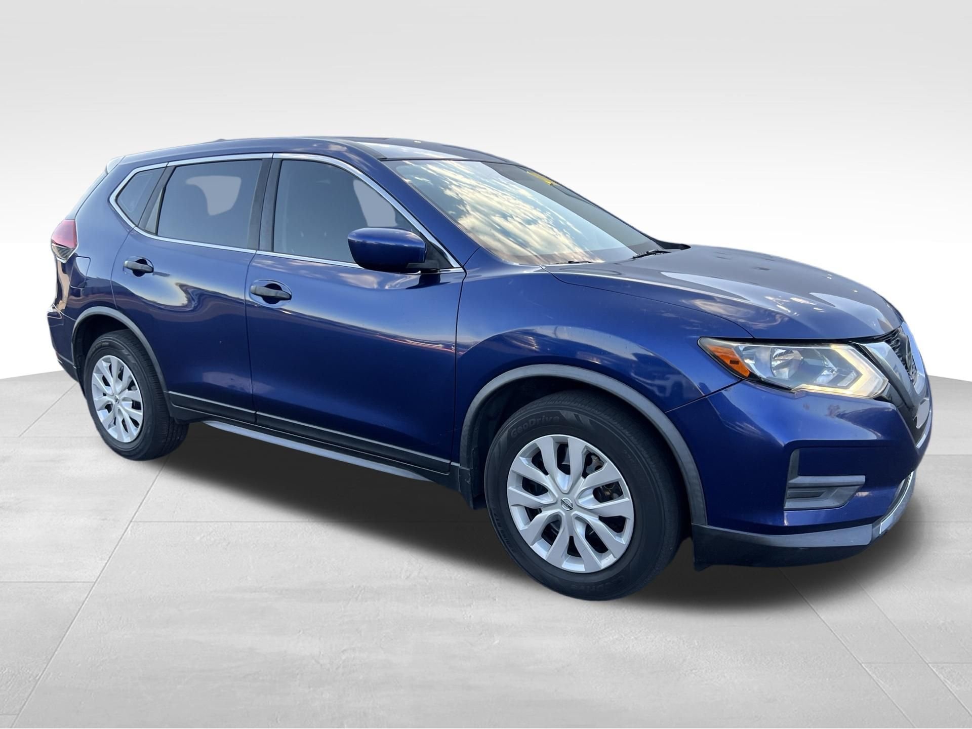 Used 2020 Blue Nissan S image 3