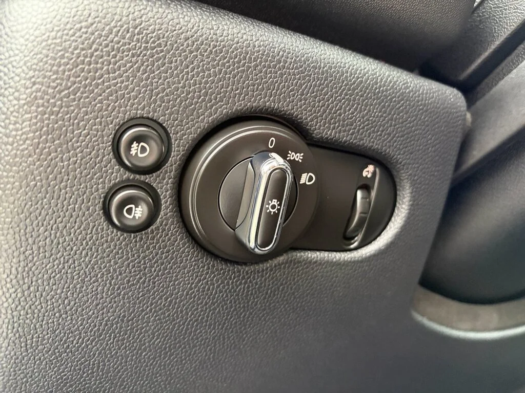 Used 2018  MINI 3 Door Great price,Fun to drive,Financing availa image 20