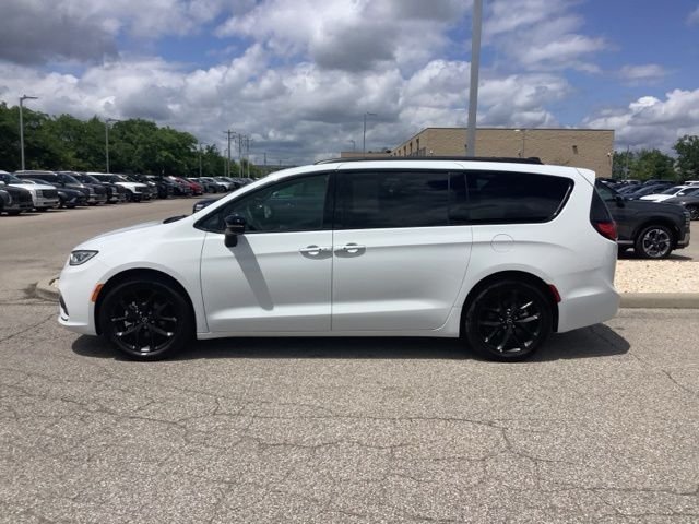 Used 2025 Bright White Clearcoat Chrysler Limited image 2