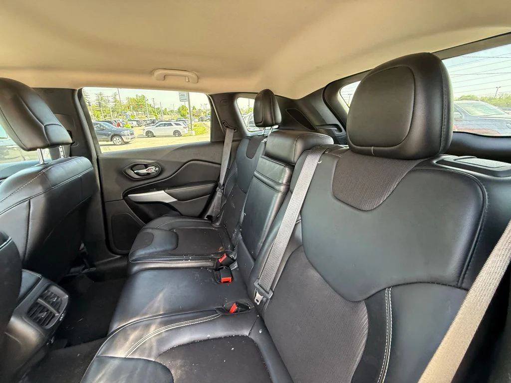 Used 2018 Black Jeep Latitude Plus image 25