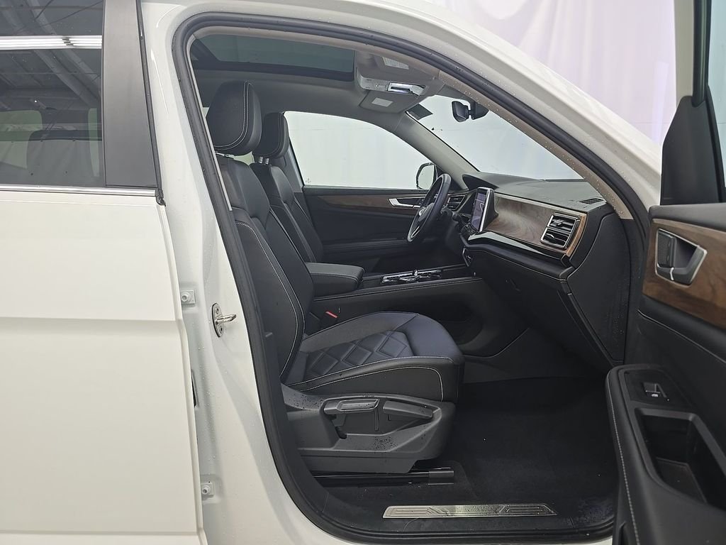 Used 2025 White Volkswagen 2.0T SE w/Technology image 6
