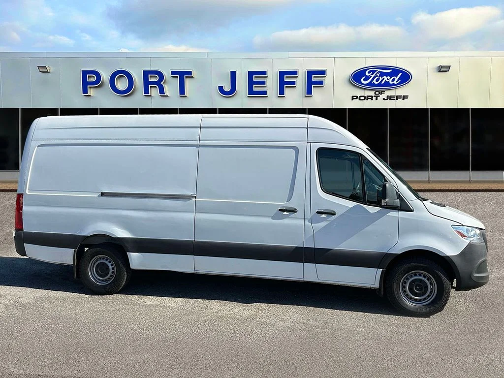Used 2021 White Mercedes-Benz Cargo 170 WB image 4