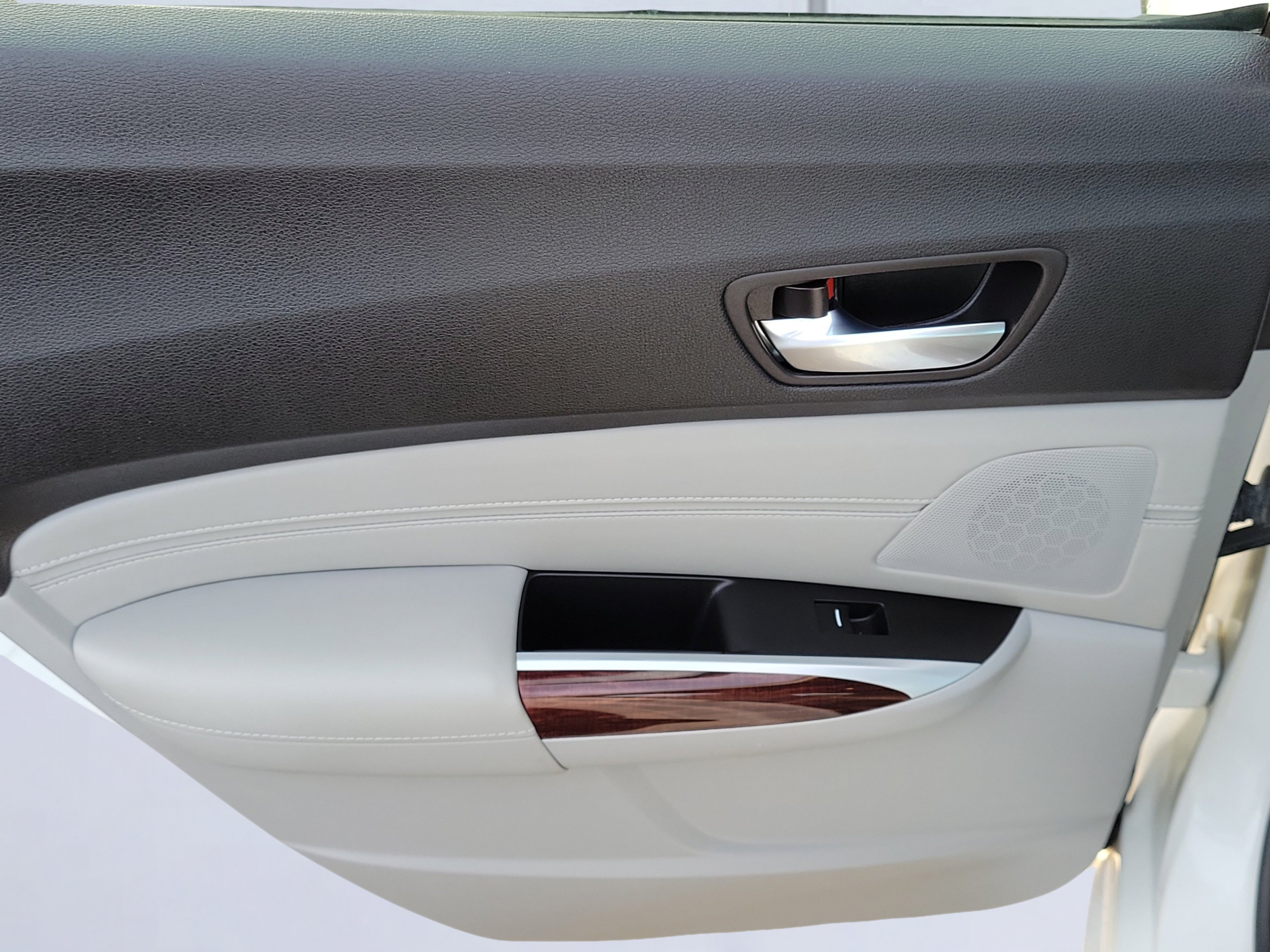 Used 2016 Bellanova White Pearl Acura Tech image 9