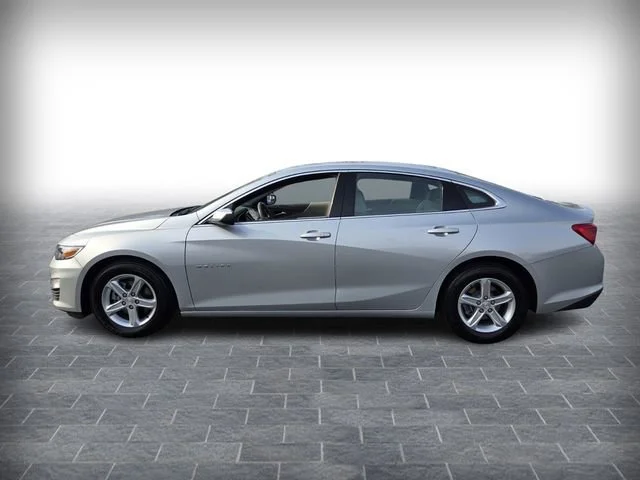 Used 2022 Silver Ice Metallic Chevrolet FL image 4