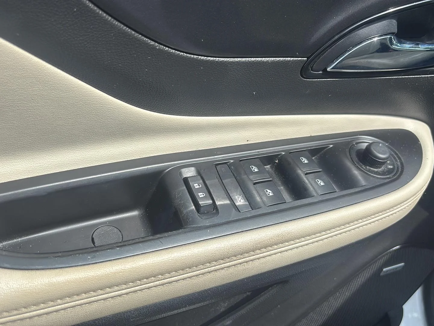 Used 2018 White Frost Tricoat Buick Premium image 7