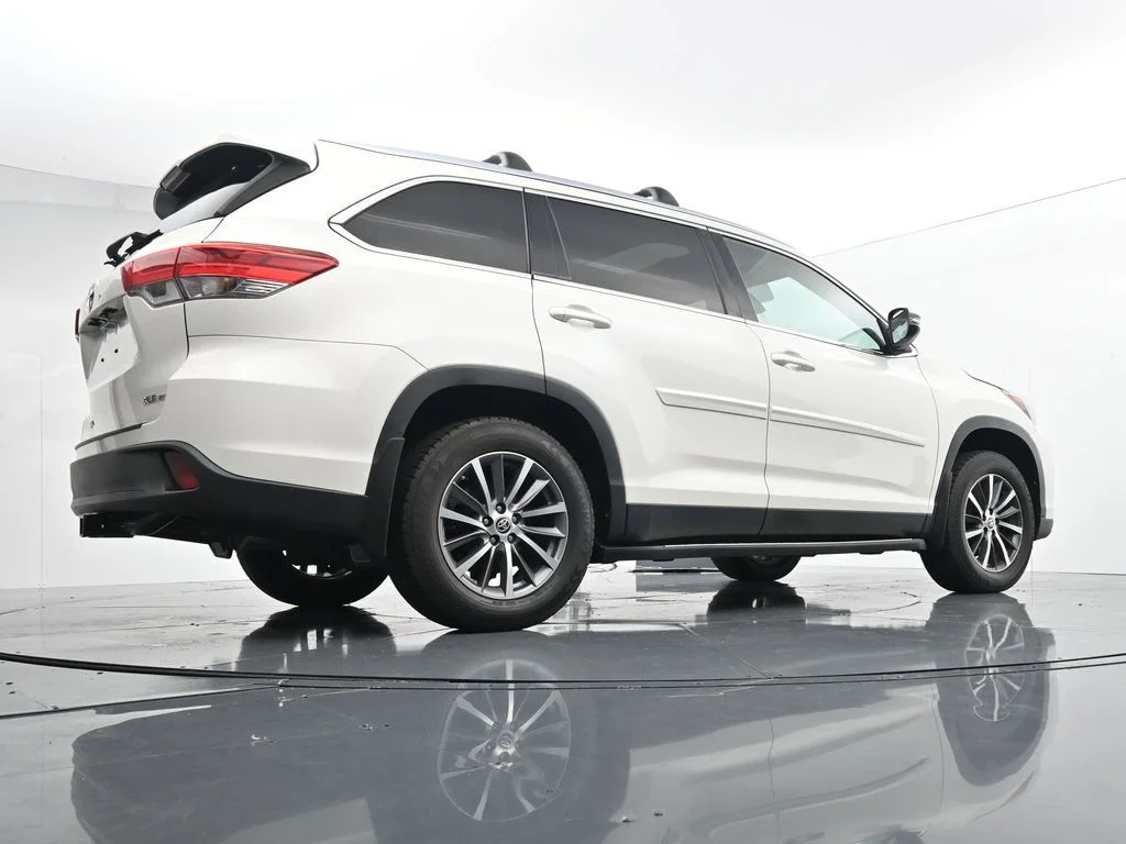 Used 2019 White Toyota XLE image 35