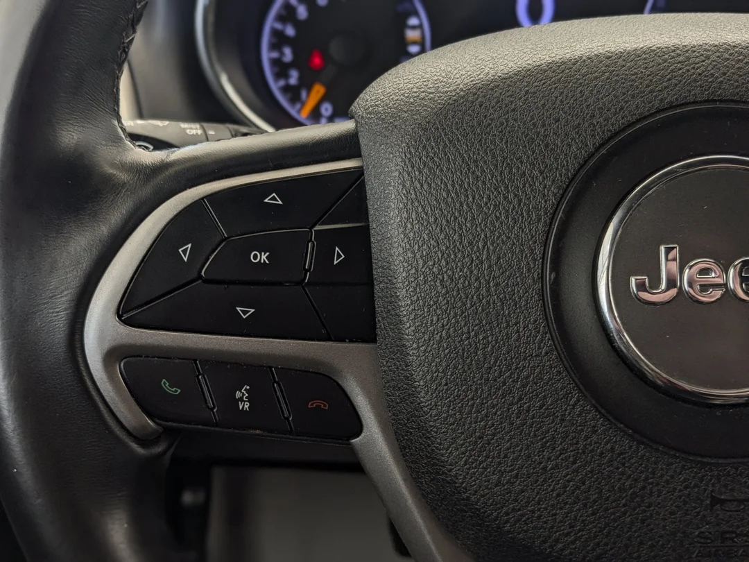 Used 2018 Black Jeep Laredo - - 4x4 - 3.6L Pentastar V6 - Quadra-Trac I 4x4 - Keyless Go - ParkView & ParkSense & More! image 17