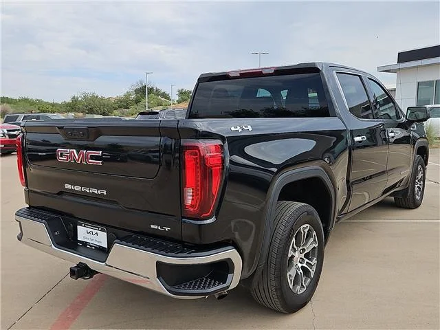Used 2025 Onyx Black GMC SLT 4x4 Crew Cab 5.75 ft. box 147.4 in. WB image 4