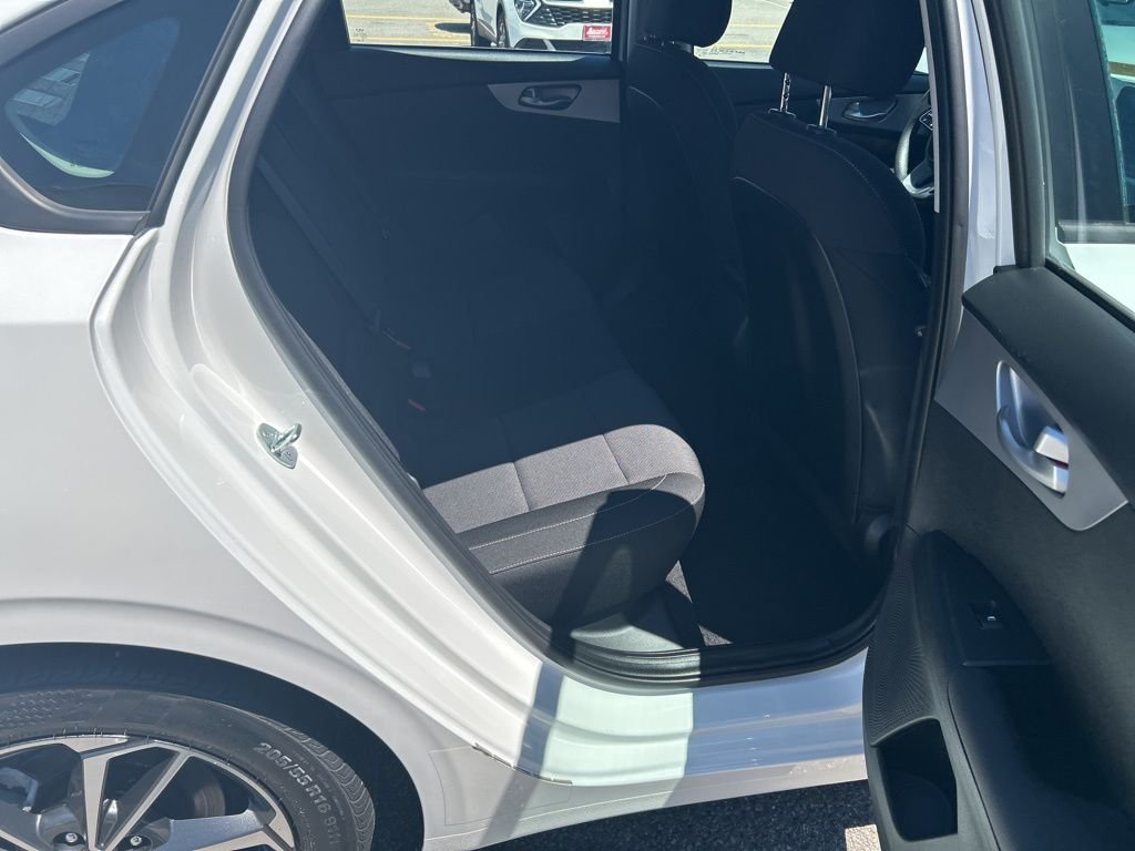 Used 2023 White Kia LXS image 21
