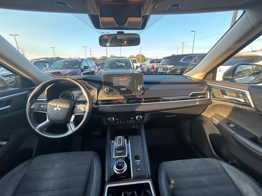 Used 2022 Silver Mitsubishi SE image 17