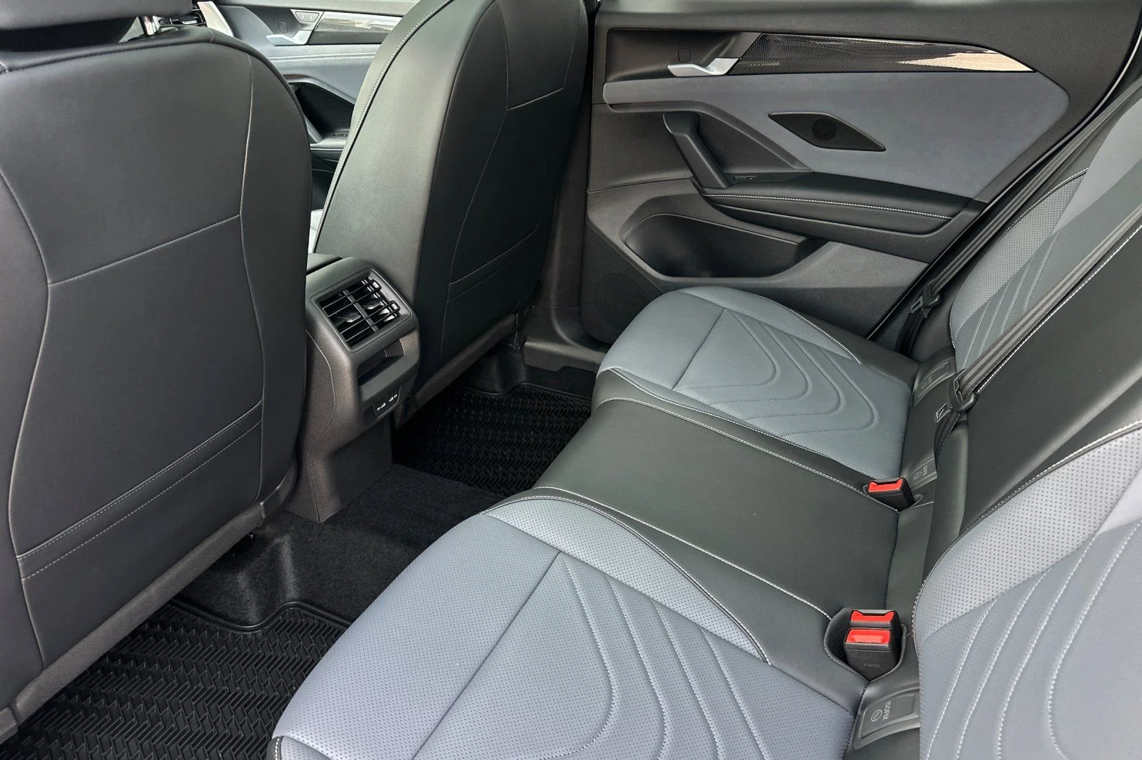 New 2026  Volkswagen 2.0T SE R-Line Black image 10
