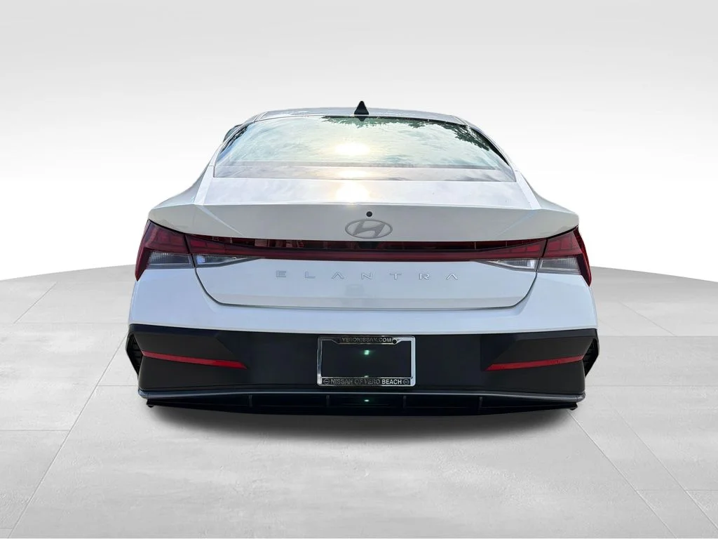 Used 2024 White Hyundai SEL image 7