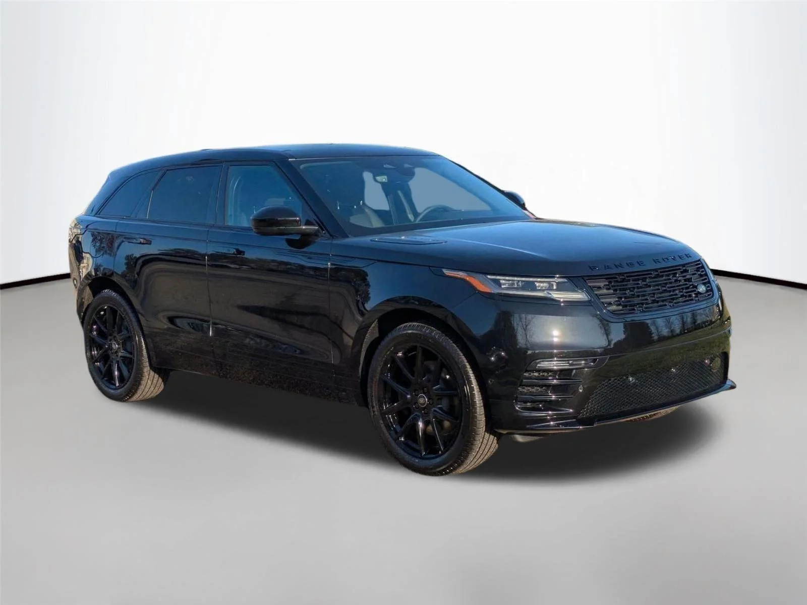 Used 2026 Santorini Black Metallic Land Rover Dynamic SE image 3