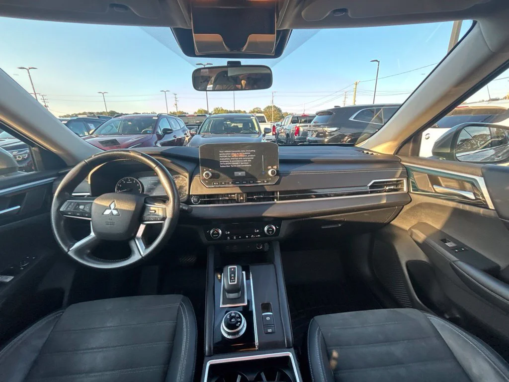 Used 2022 Silver Mitsubishi SE image 17