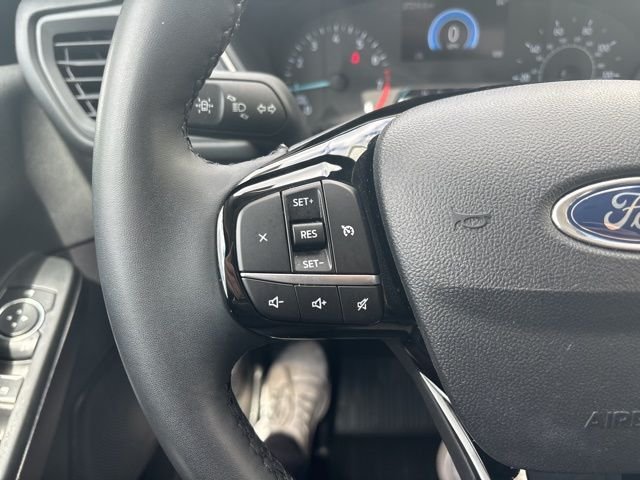 Used 2022 White Ford SE image 19
