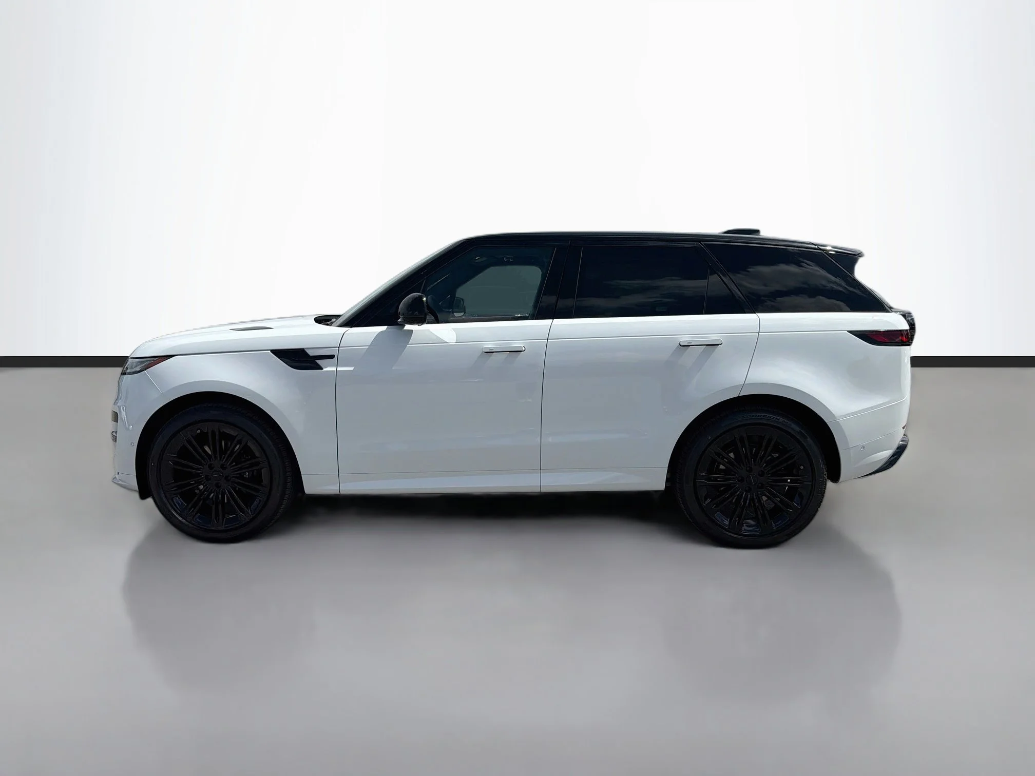 New 2026 Fuji White Land Rover Dynamic SE image 2