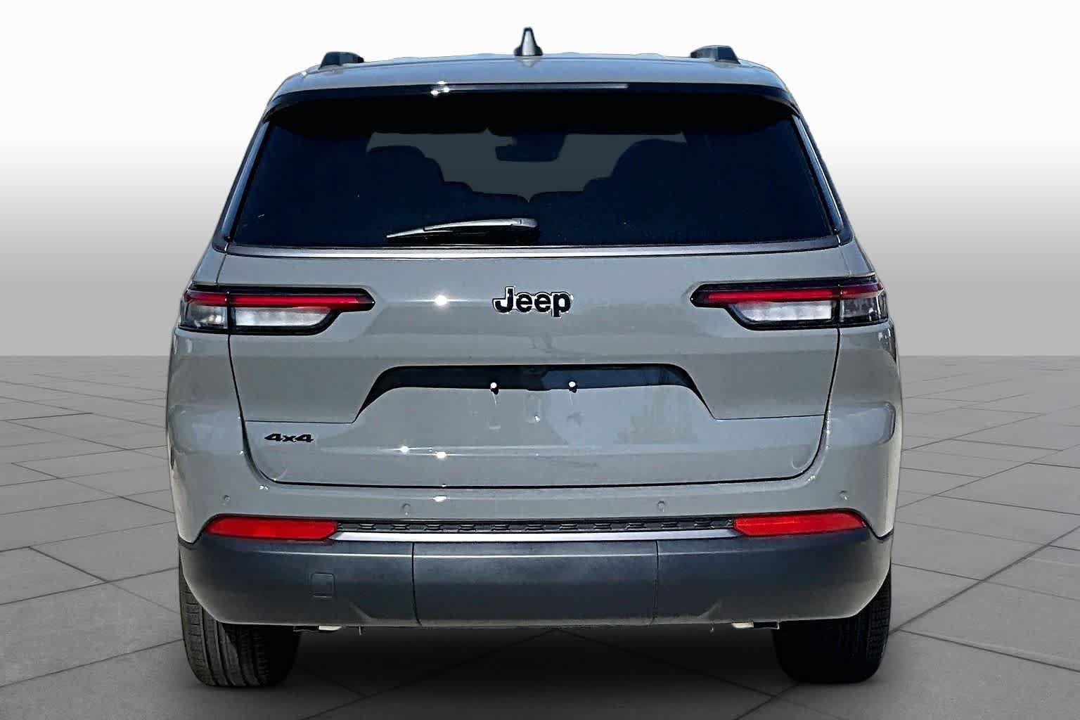 New 2027 Sting-Gray Clear-Coat Paint Jeep Limited image 5