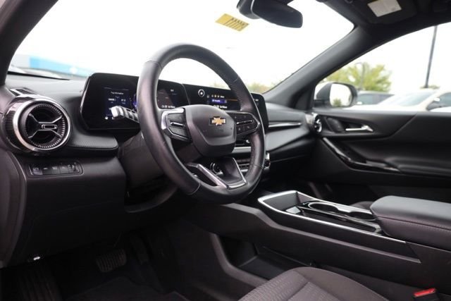 Used 2025 White Chevrolet LT image 17