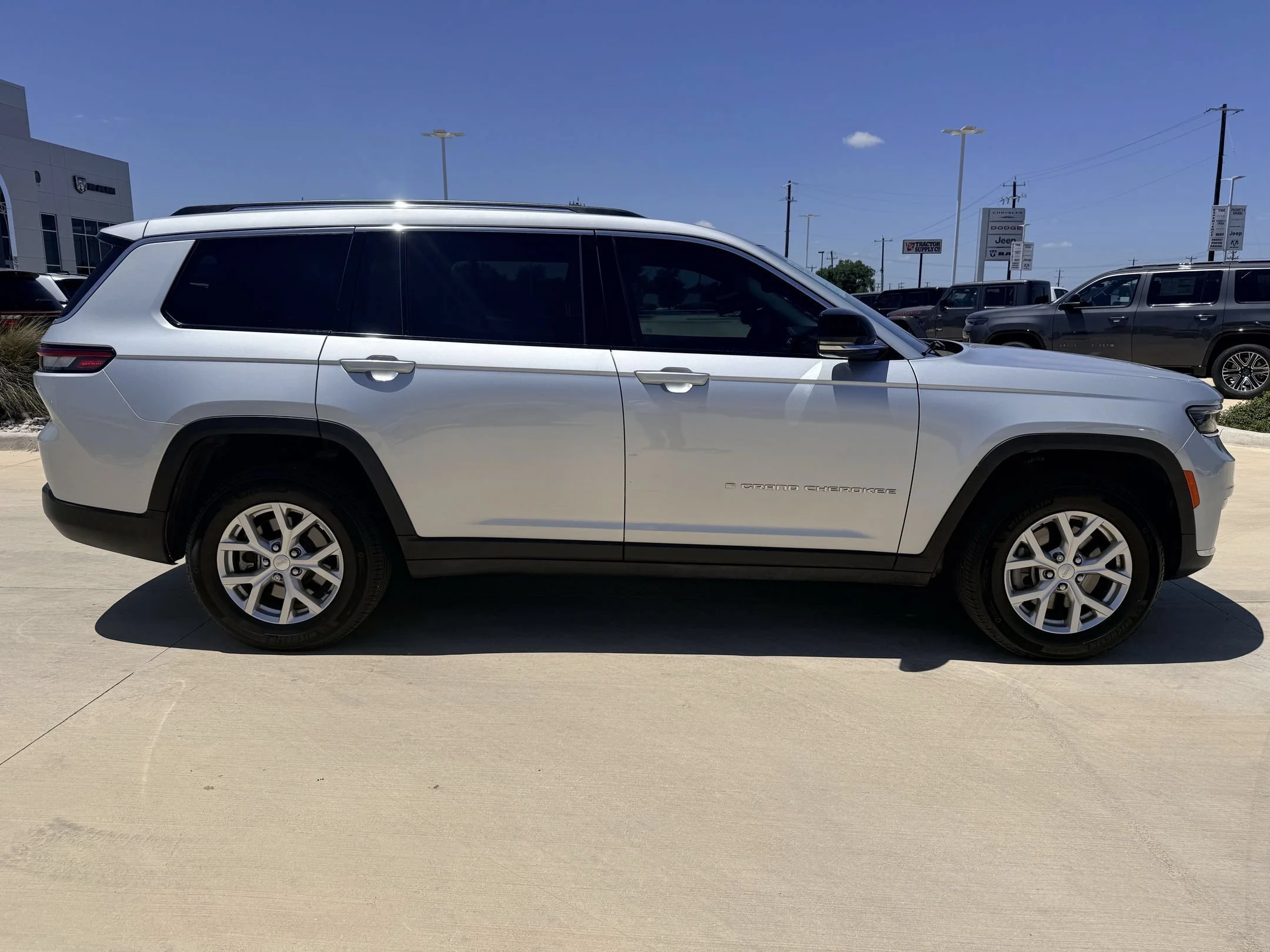 Used 2024 Silver Jeep Limited image 4