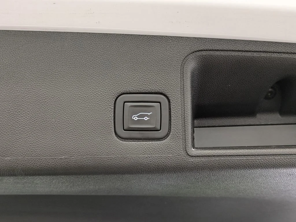 Used 2023 Summit White GMC SLT image 16