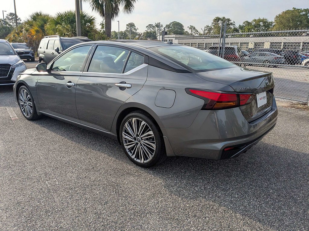 Used 2025  Nissan 2.5 SL image 6