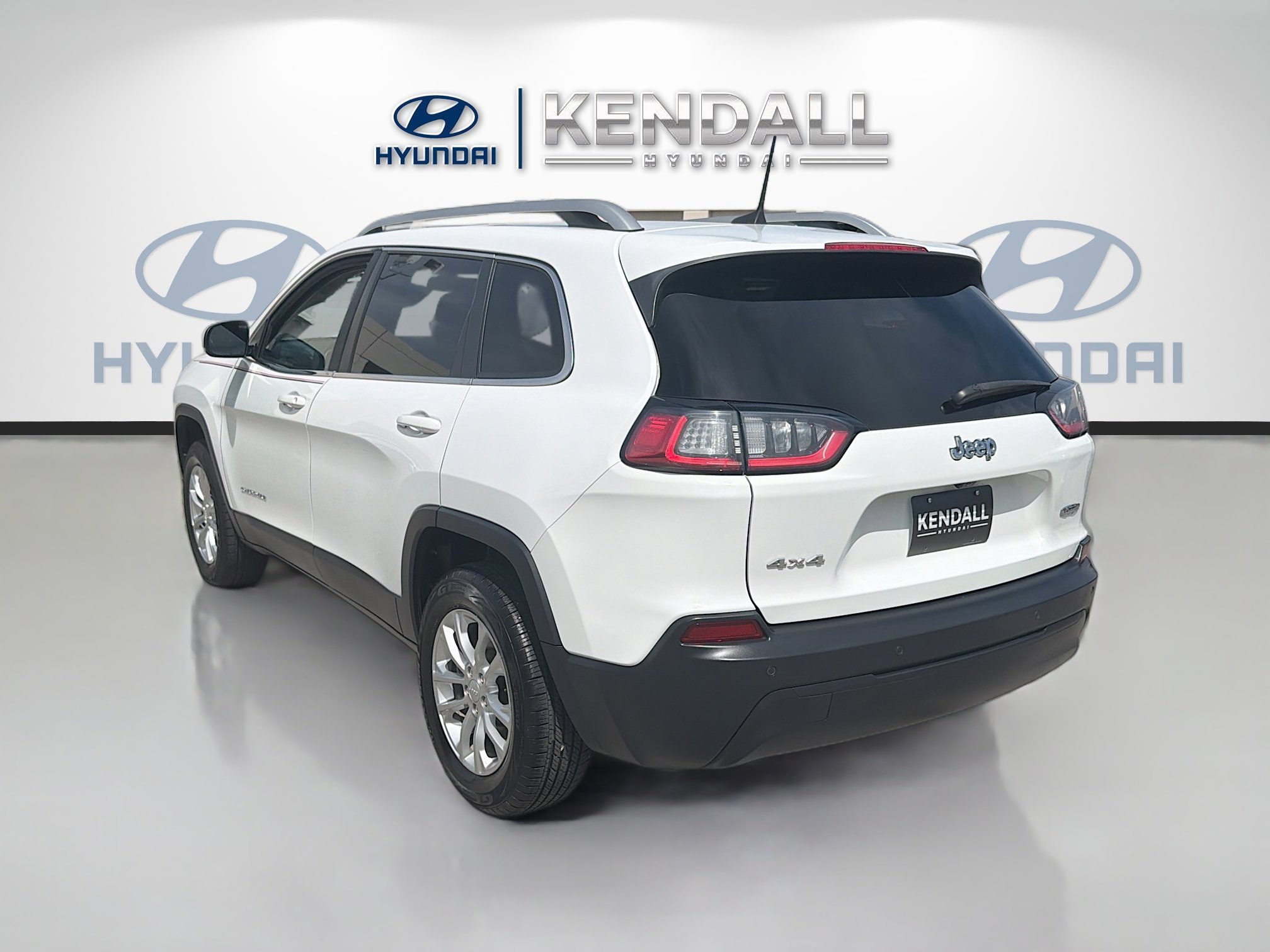 Used 2019 Bright White Clearcoat Jeep Latitude image 4