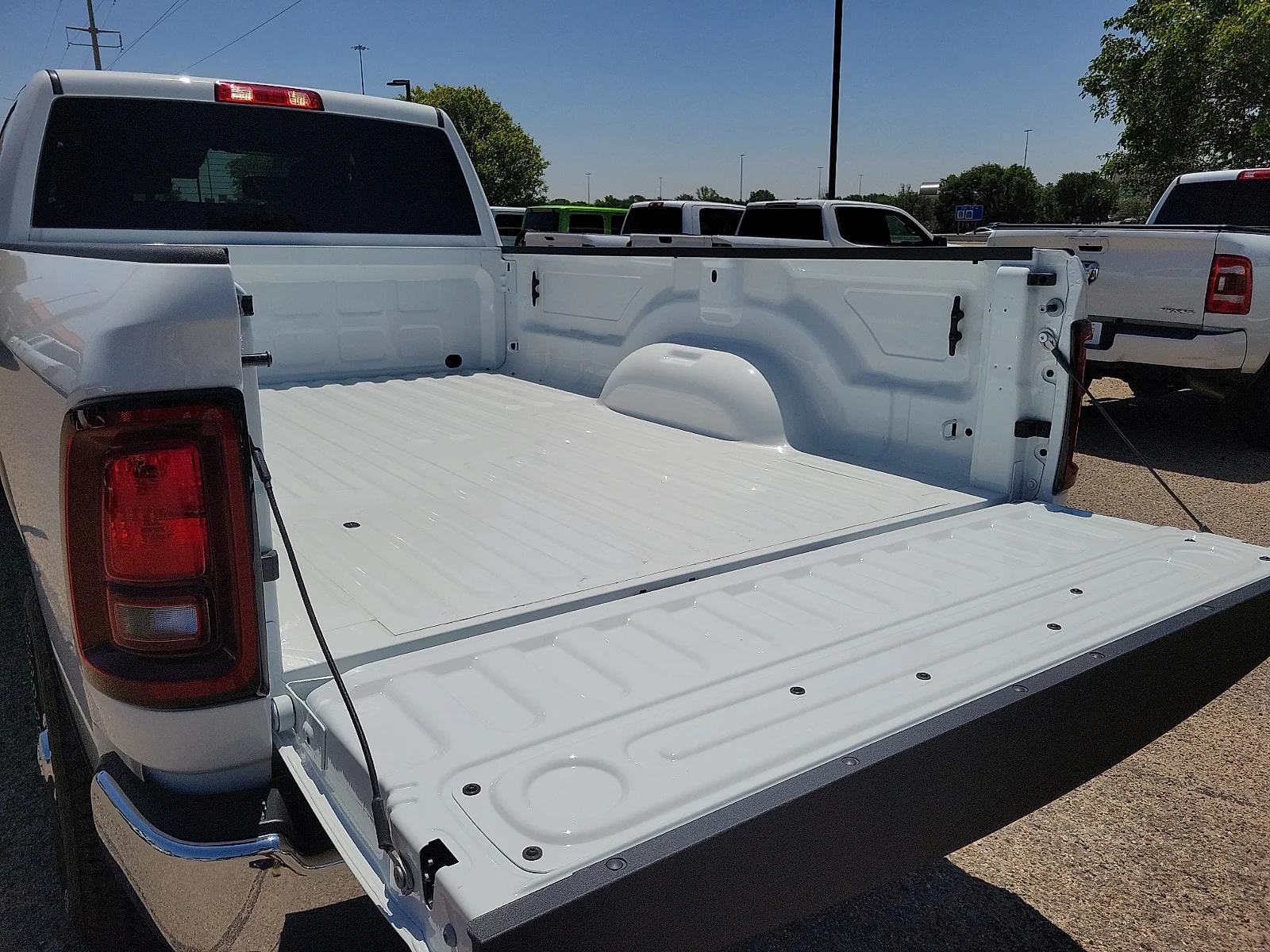 New 2026 PW7 Bright Whit Ram TRADESMAN CREW CAB 4X4 8