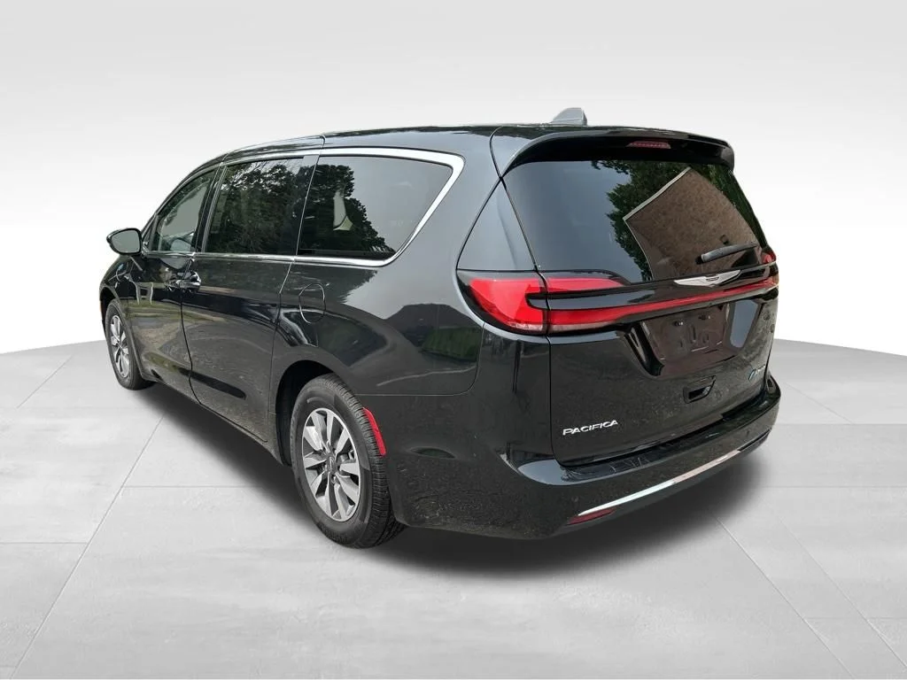 Used 2024 Black Chrysler Select image 3
