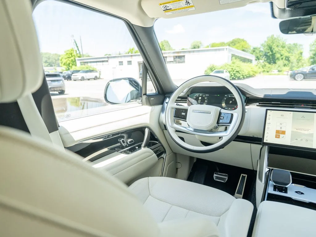Used 2025 White Land Rover SE image 19