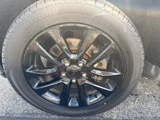 Used 2022 Gray Jeep Laredo X image 4