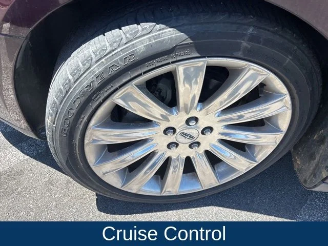 Used 2011 Red Lincoln Base image 3
