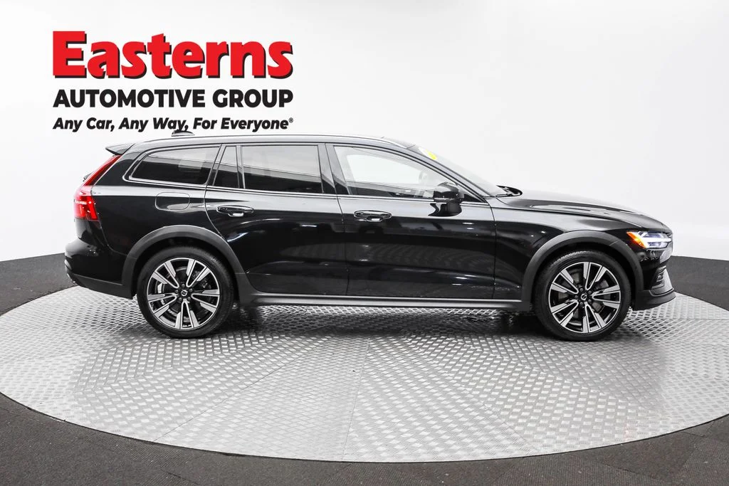 Used 2022 Black Volvo T5 image 4